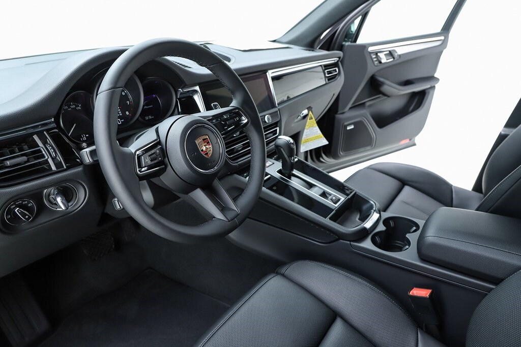 2026 Porsche Macan T photo 2