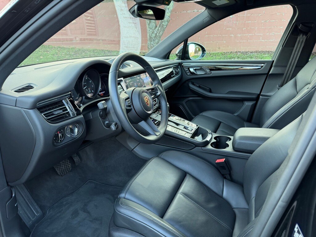 2025 Porsche Macan Base photo 3