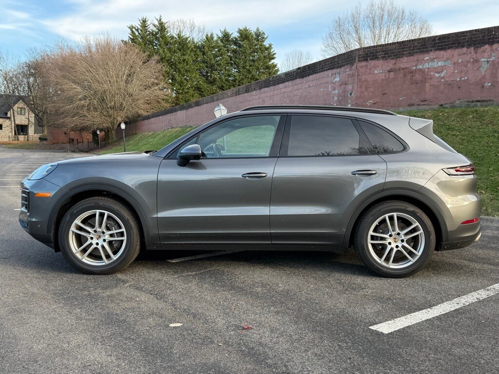2025 Porsche Cayenne Base photo 2