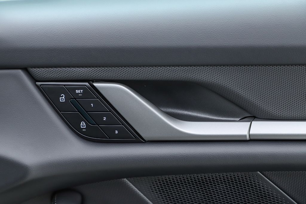 2025 Porsche Taycan Base - Photo 65