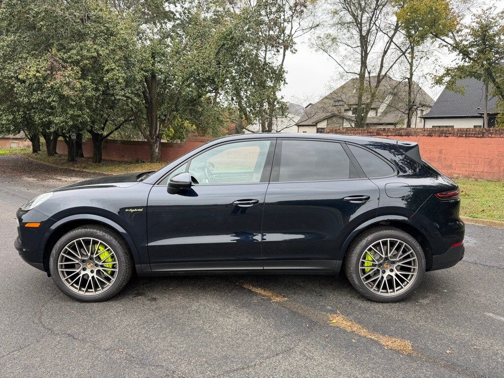 2023 Porsche Cayenne Platinum Edition photo 3