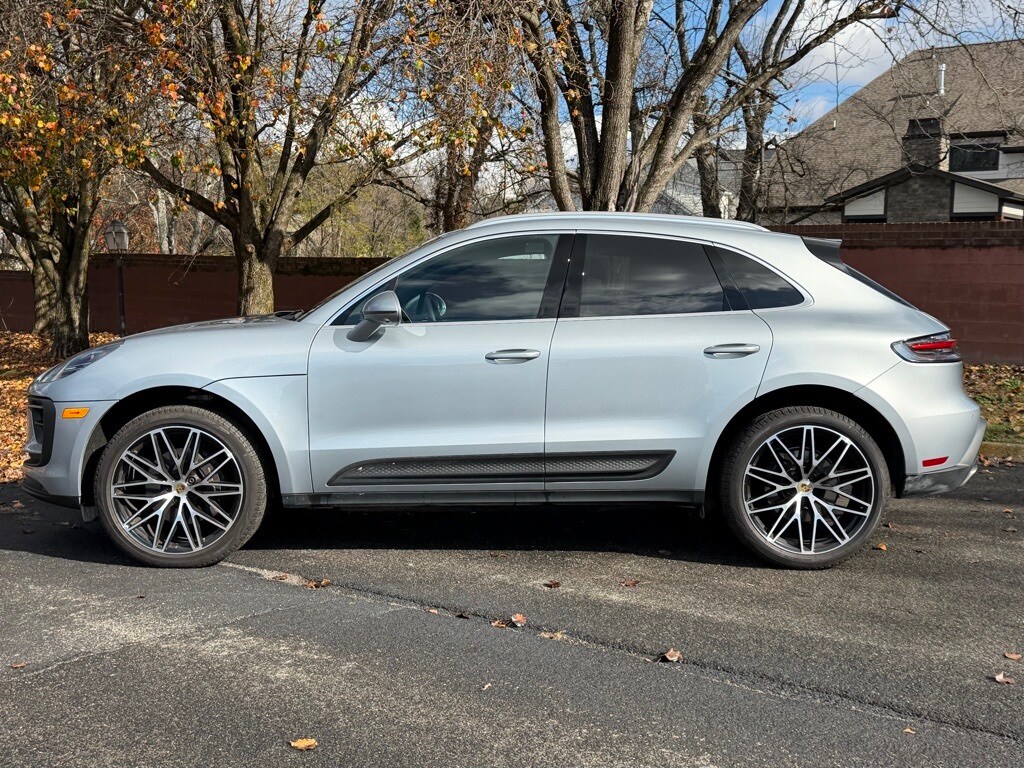 2025 Porsche Macan Base photo 2