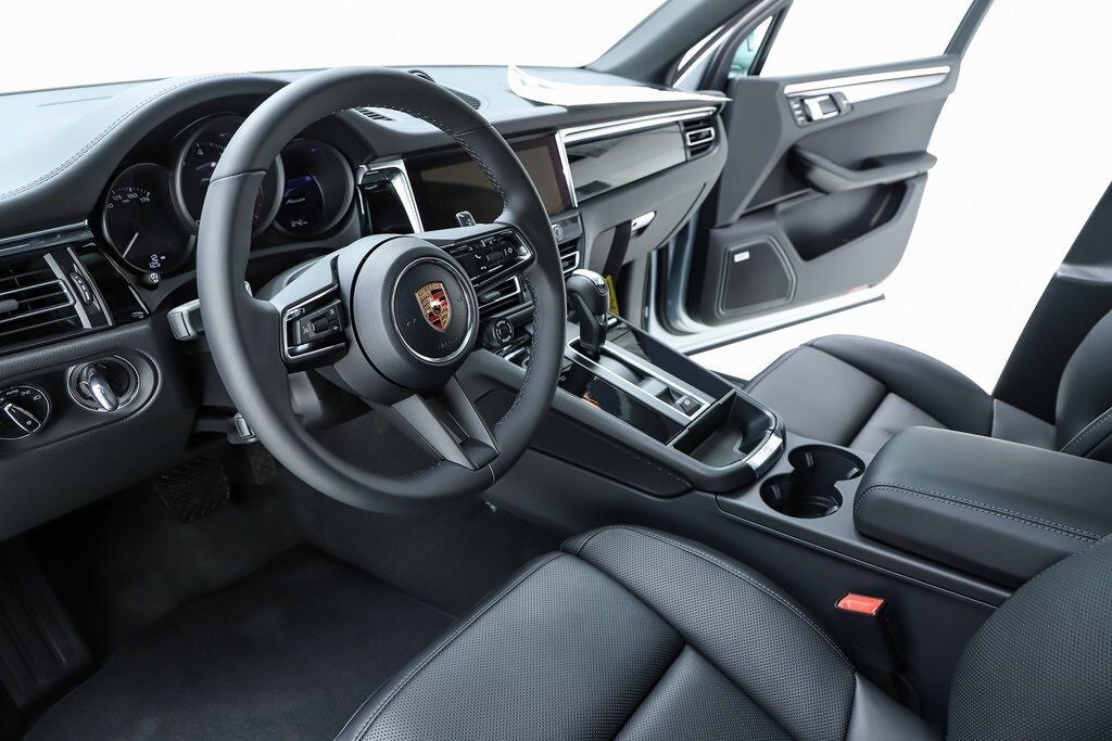 2026 Porsche Macan T photo 3