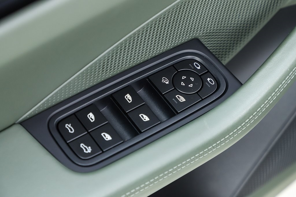 2025 Porsche Macan S - Photo 42