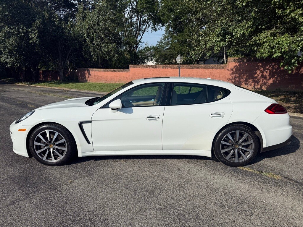 2016 Porsche Panamera Base photo 2