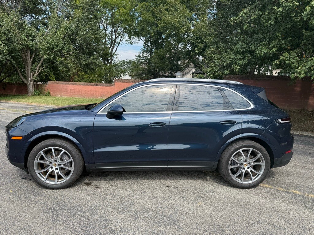 2024 Porsche Cayenne Base photo 2