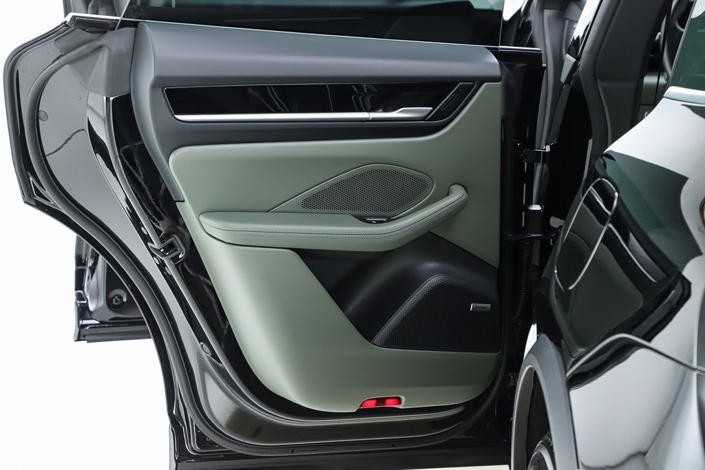 2025 Porsche Macan S - Photo 37
