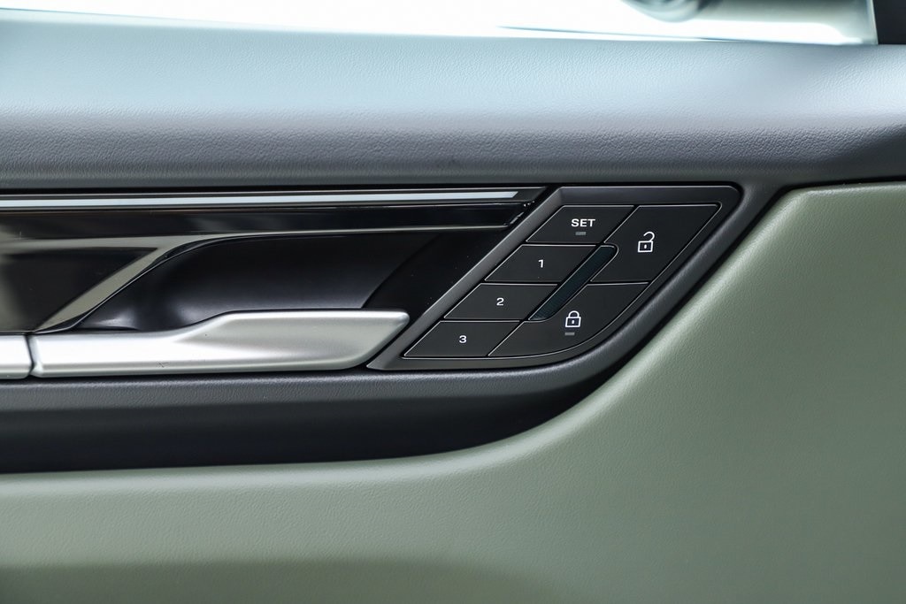 2025 Porsche Macan S - Photo 43