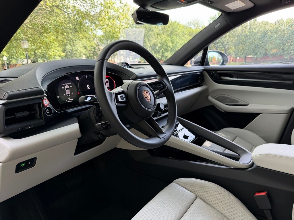 2025 Porsche Macan Electric photo 4