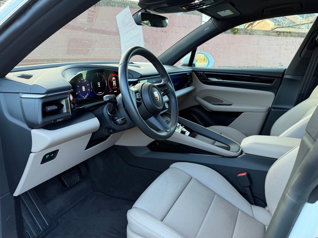 2025 Porsche Macan Electric 4 photo 4