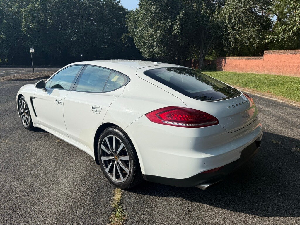 2016 Porsche Panamera Base photo 3