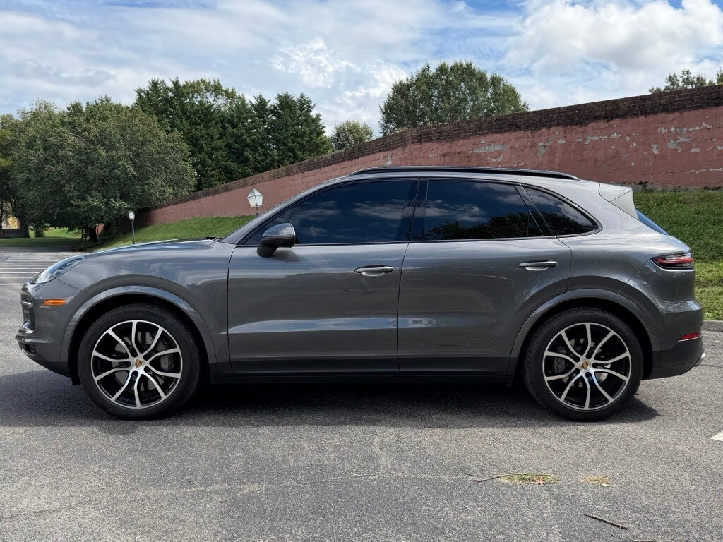 2022 Porsche Cayenne S photo 2