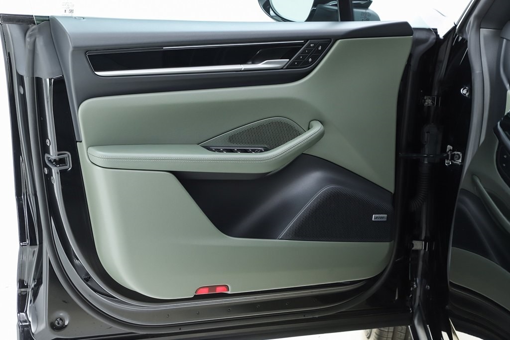 2025 Porsche Macan S - Photo 40