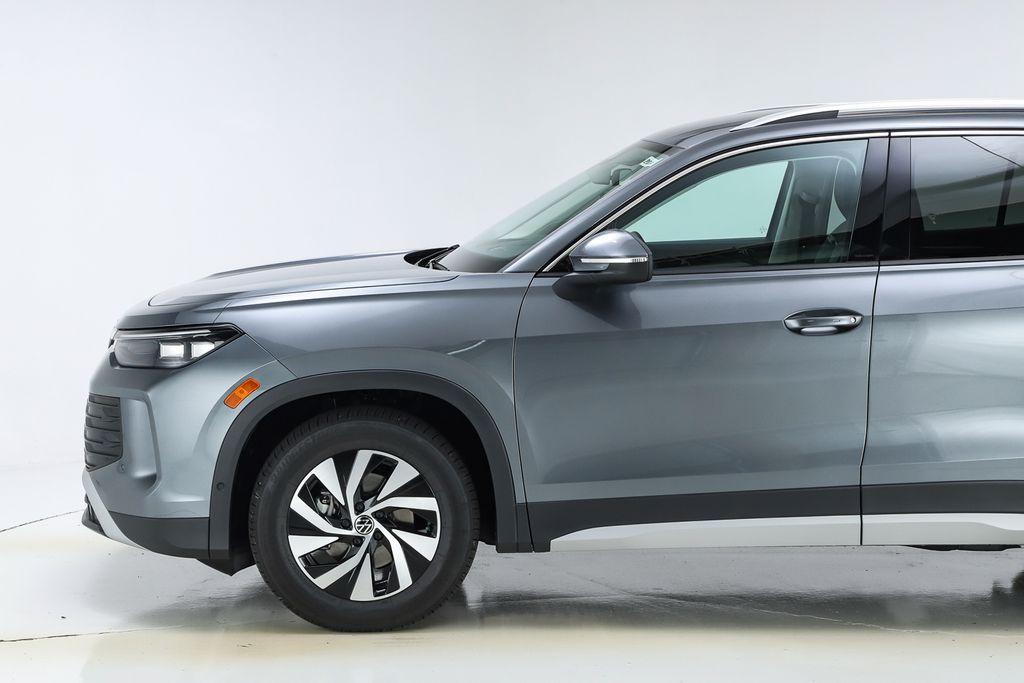 2025 Volkswagen Tiguan S photo 3