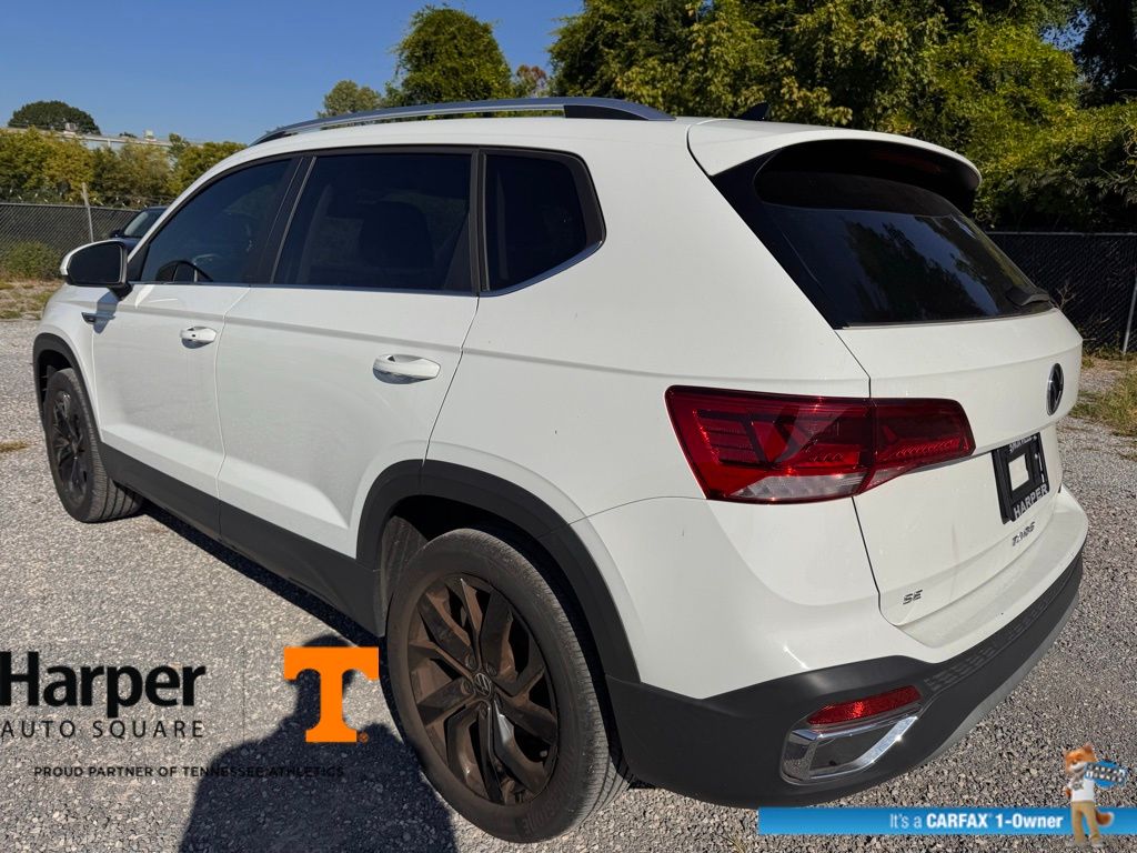 2022 Volkswagen Taos SE photo 2