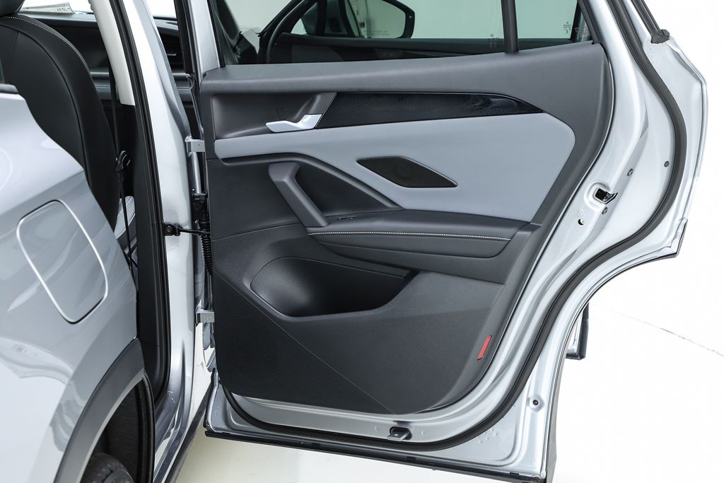2026 Volkswagen Tiguan SE - Photo 31