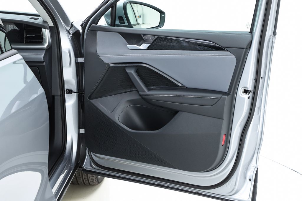 2026 Volkswagen Tiguan SE - Photo 32
