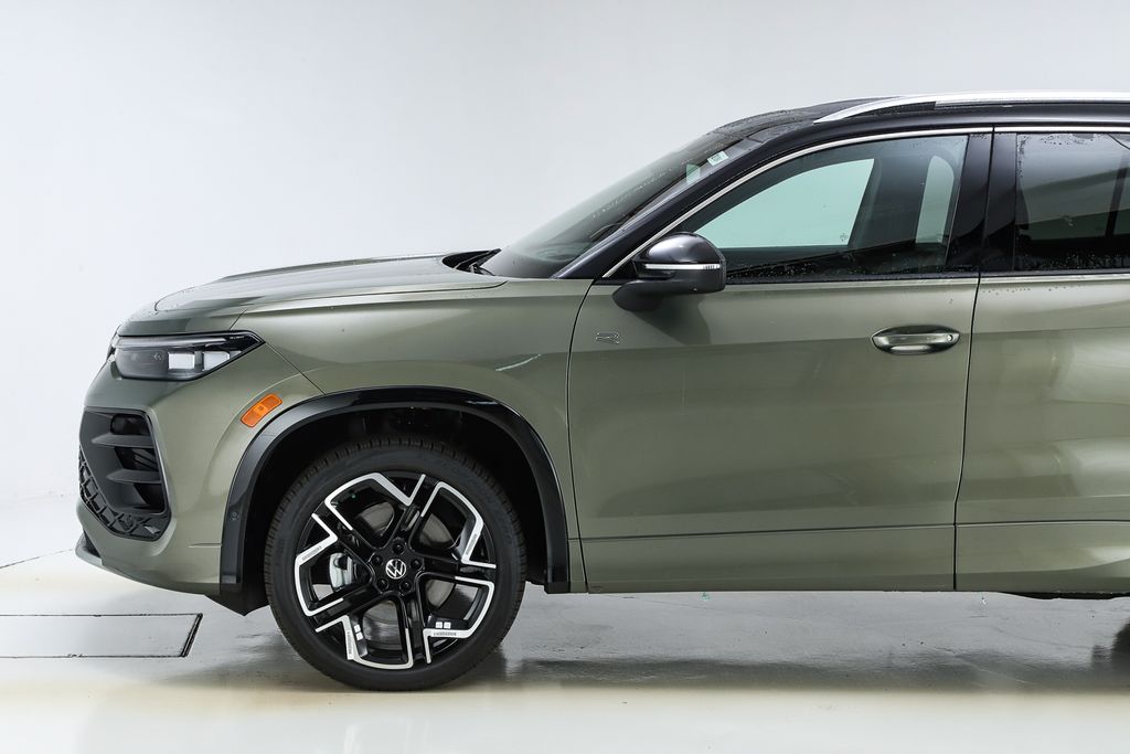 2026 Volkswagen Tiguan SEL R-Line photo 2