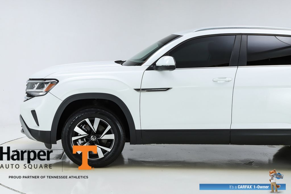 2023 Volkswagen Atlas Cross Sport SE photo 2
