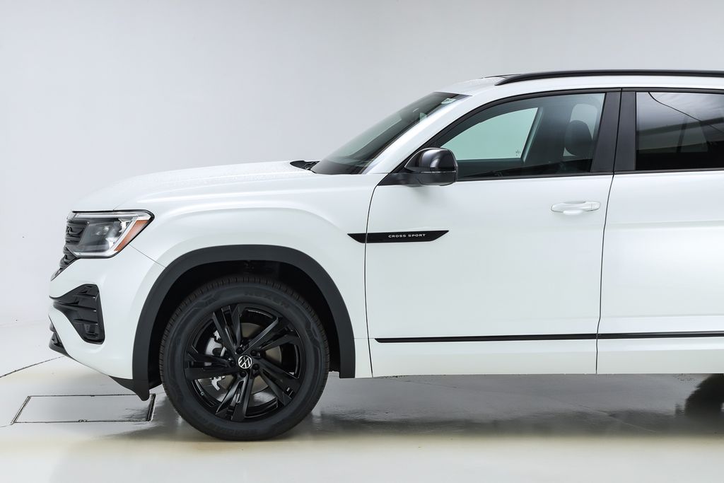 2026 Volkswagen Atlas Cross Sport SEL R-Line photo 3