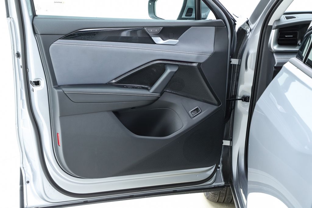 2026 Volkswagen Tiguan SE - Photo 18