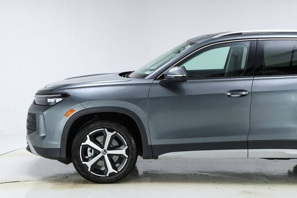 2026 Volkswagen Tiguan SE photo 3