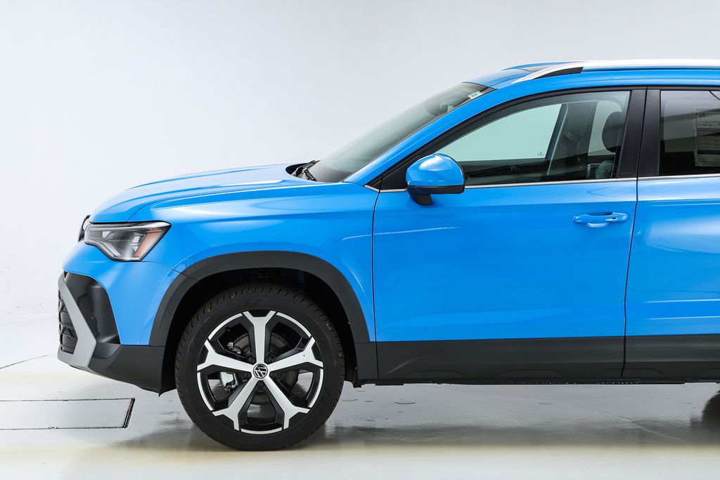 2025 Volkswagen Taos SEL photo 3