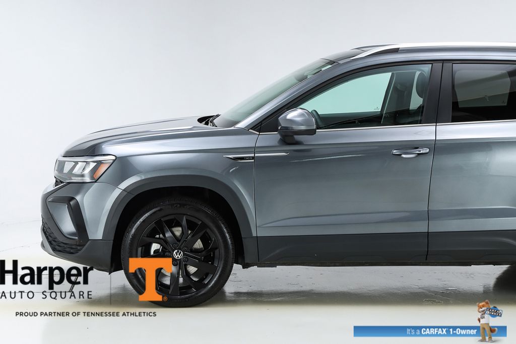 2022 Volkswagen Taos SE photo 2