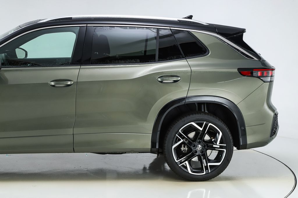 2026 Volkswagen Tiguan SEL R-Line photo 3