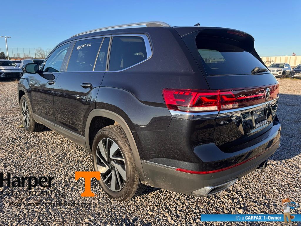 2024 Volkswagen Atlas SEL photo 2