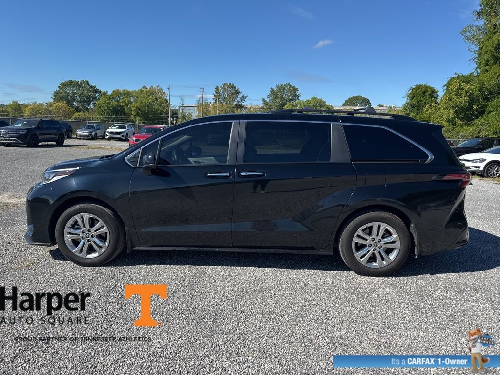 2022 Toyota Sienna XSE photo 2