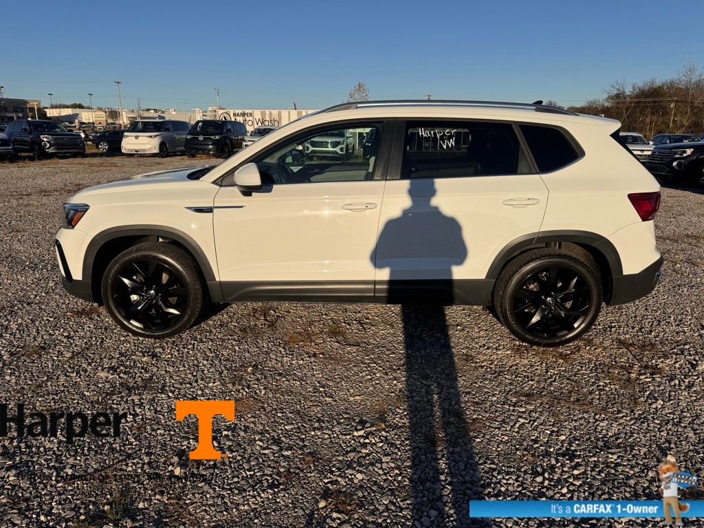 2024 Volkswagen Taos SE photo 2