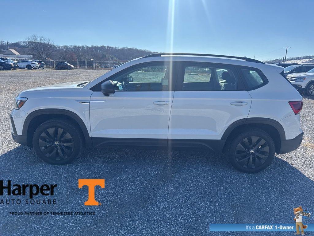 2022 Volkswagen Taos S photo 2