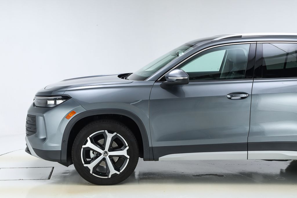 2025 Volkswagen Tiguan SE photo 3