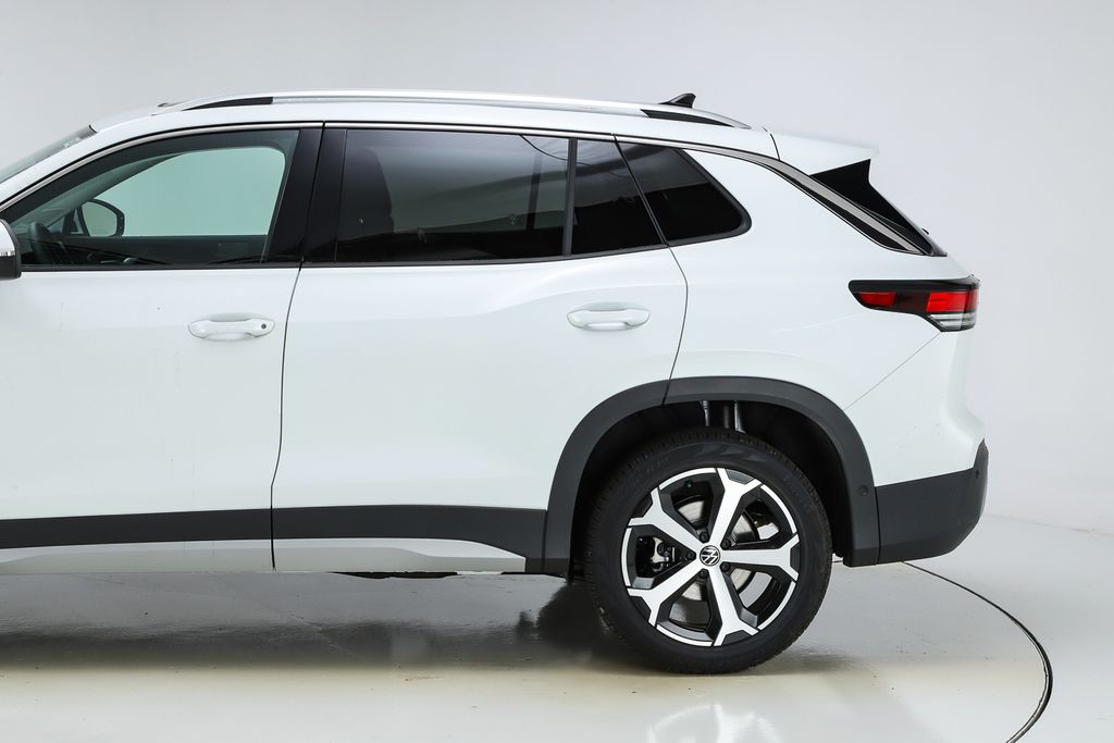 2026 Volkswagen Tiguan SE photo 3