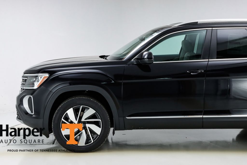 2025 Volkswagen Atlas SEL photo 2