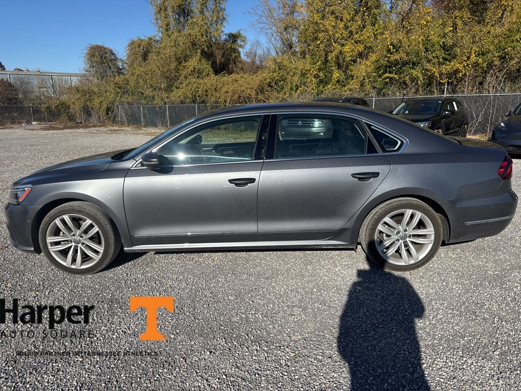 2018 Volkswagen Passat 2.0T SEL Premium photo 2