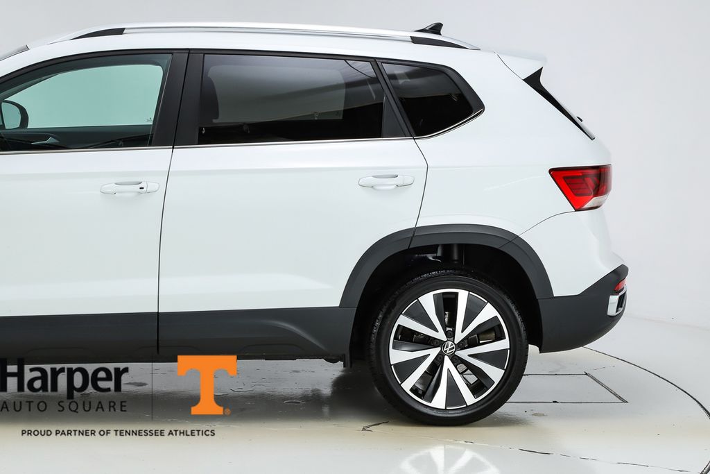 2022 Volkswagen Taos SE photo 3