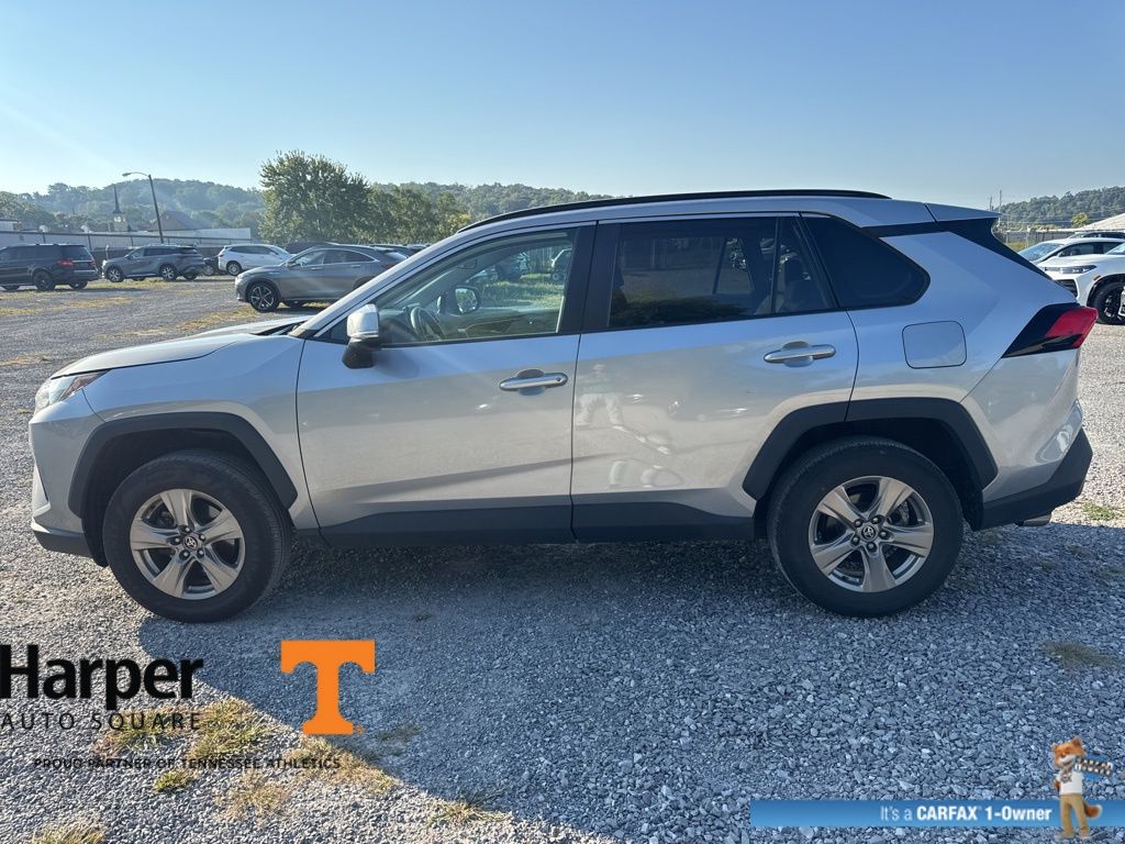 2022 Toyota RAV4 XLE photo 2