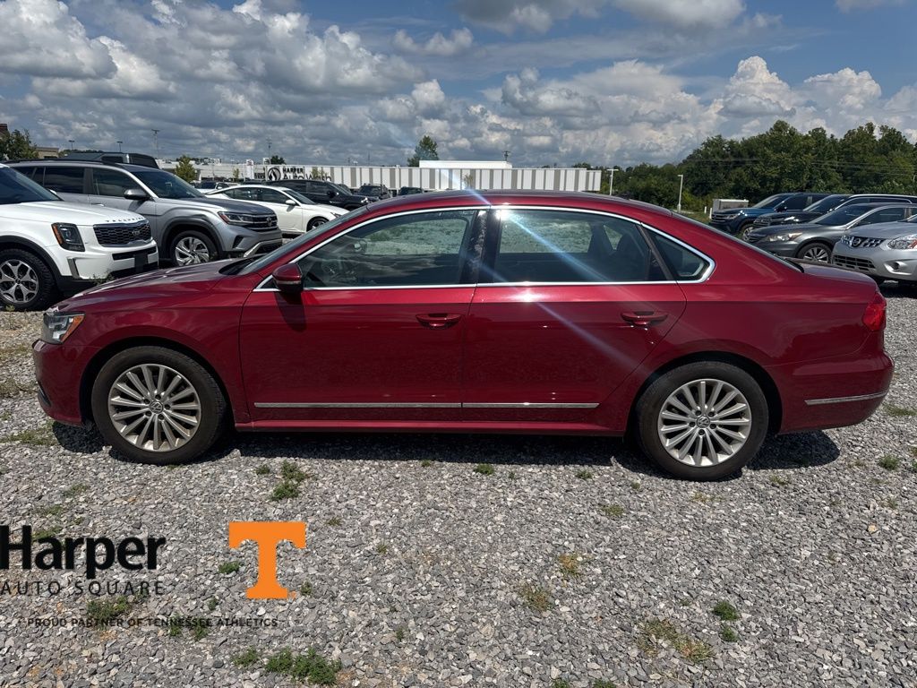 2016 Volkswagen Passat SE photo 2