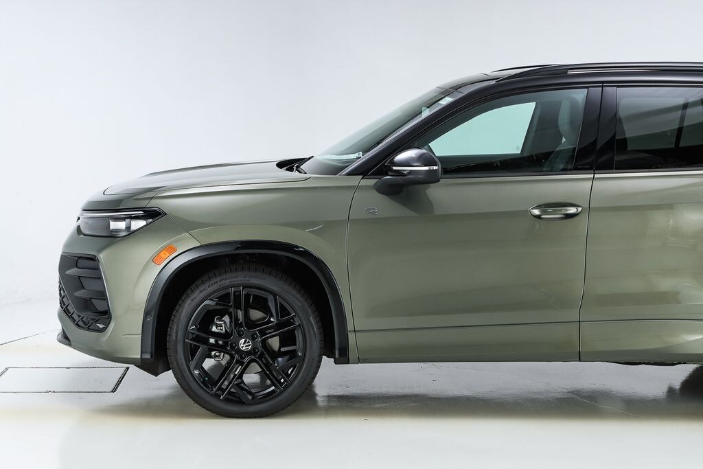 New 2026 Volkswagen Tiguan SE R-Line Black SUV