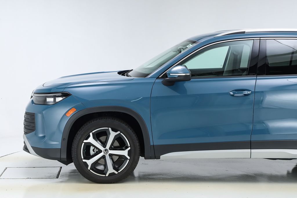 2025 Volkswagen Tiguan SE photo 3
