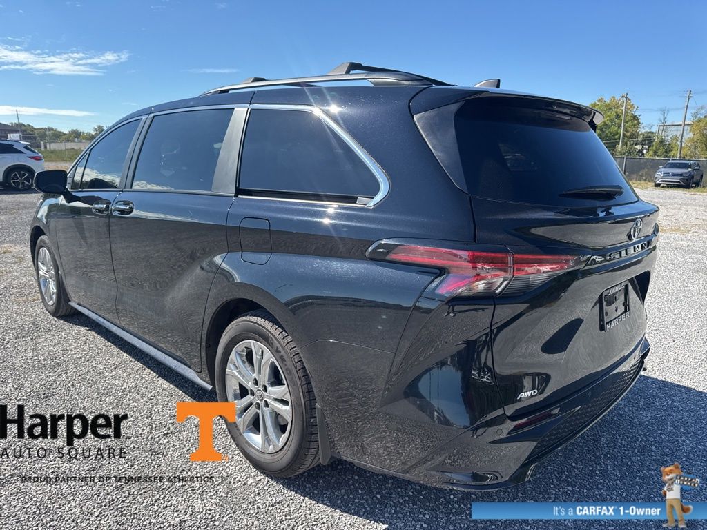 2022 Toyota Sienna XSE photo 3