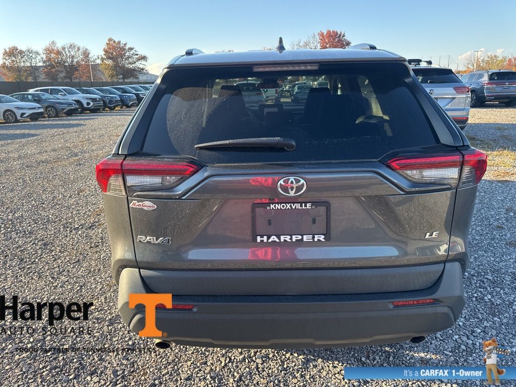 2020 Toyota RAV4 LE photo 4