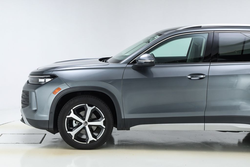 2025 Volkswagen Tiguan SE photo 3