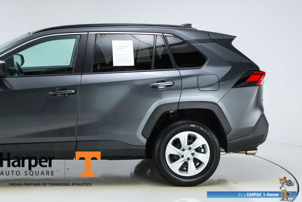 2020 Toyota RAV4 LE photo 3