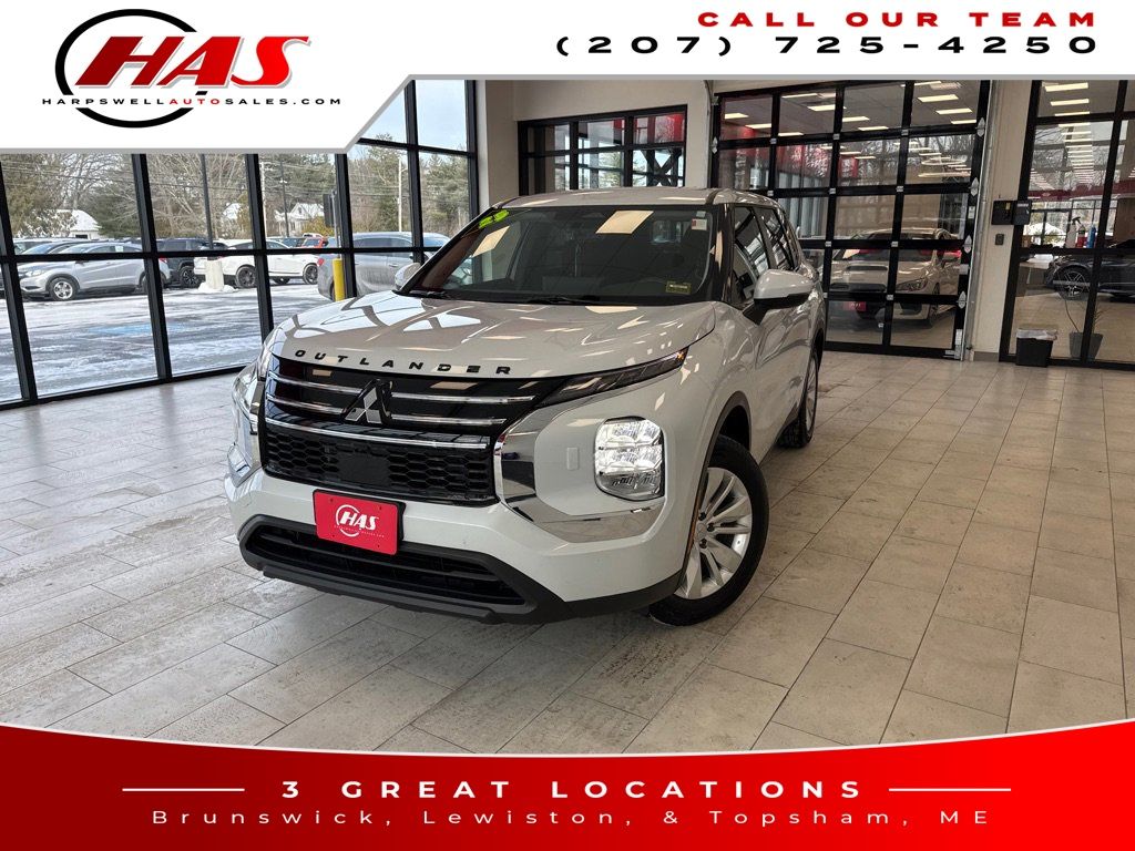 2025 Mitsubishi Outlander ES's photo