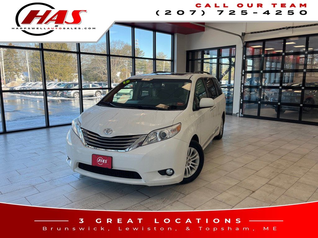2015 Toyota Sienna XLE's photo