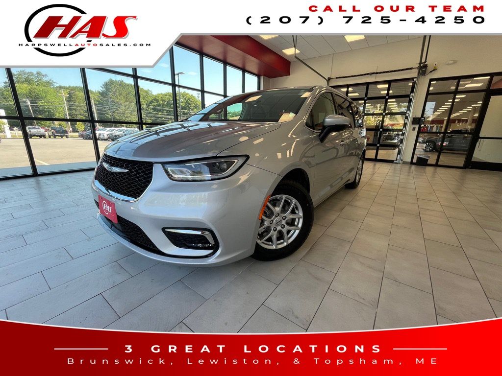 2023 Chrysler Pacifica Touring L's photo