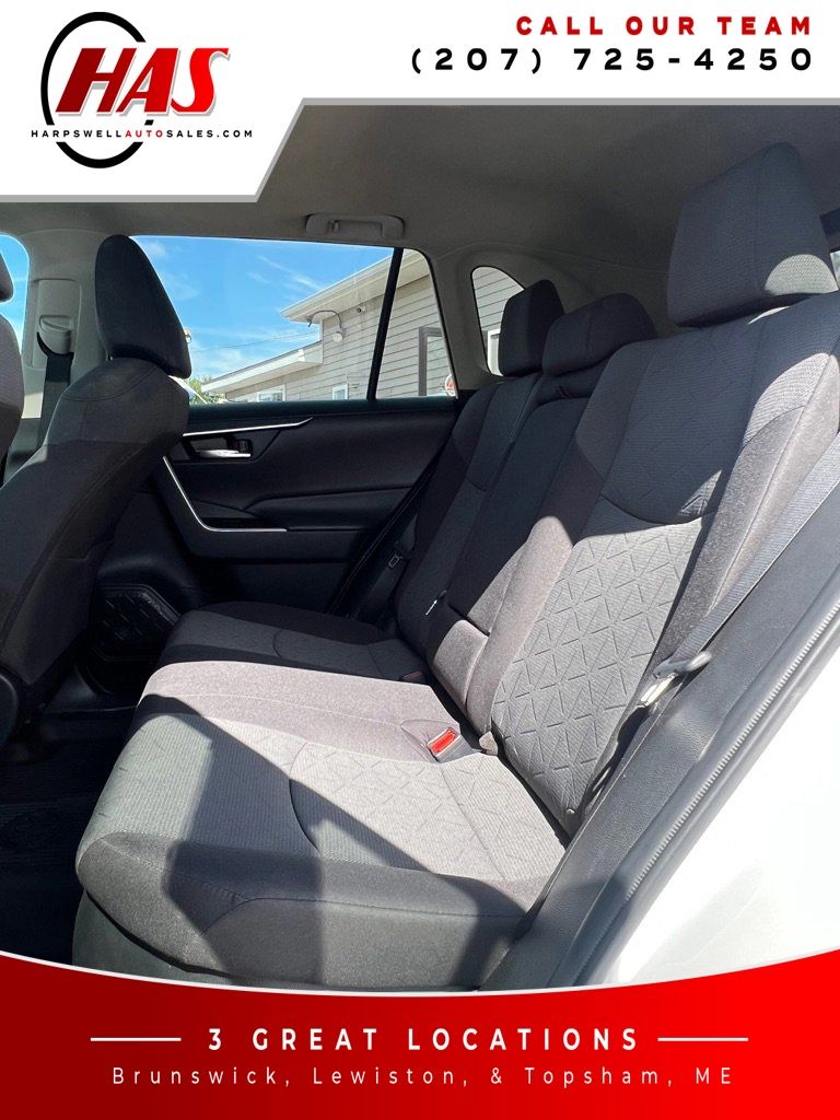 2020 Toyota RAV4 XLE - Photo 12